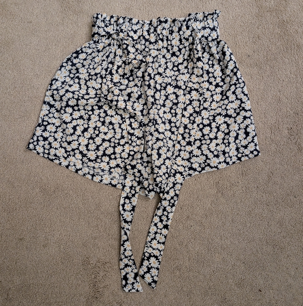 Paper Bag Waist Daisy Floral Belted Shorts